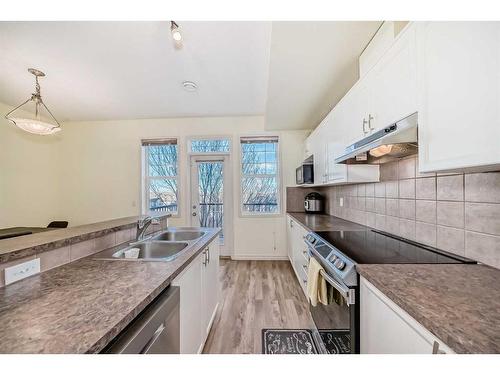 15-43 Springborough Boulevard Sw, Calgary, AB - Indoor Photo Showing Kitchen With Double Sink