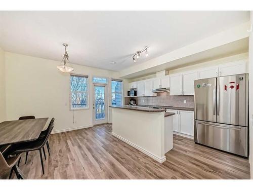 15-43 Springborough Boulevard Sw, Calgary, AB - Indoor Photo Showing Kitchen