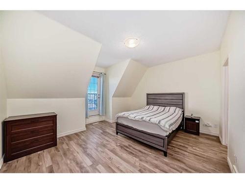 15-43 Springborough Boulevard Sw, Calgary, AB - Indoor Photo Showing Bedroom