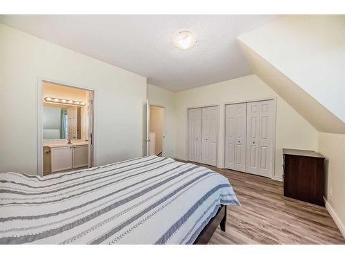 15-43 Springborough Boulevard Sw, Calgary, AB - Indoor Photo Showing Bedroom