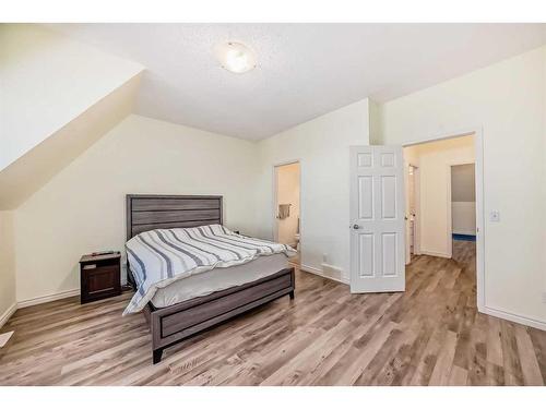 15-43 Springborough Boulevard Sw, Calgary, AB - Indoor Photo Showing Bedroom