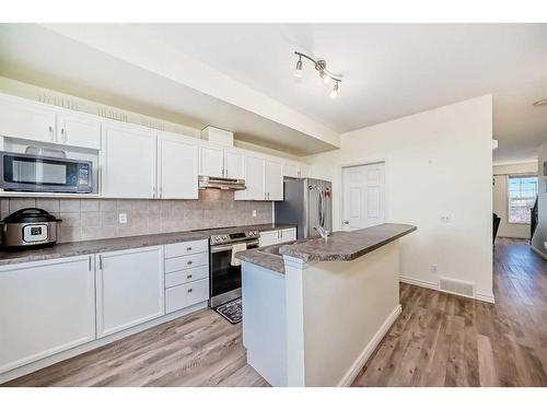 15-43 Springborough Boulevard Sw, Calgary, AB - Indoor Photo Showing Kitchen With Upgraded Kitchen