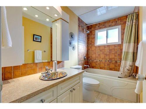 308 Sackville Drive Sw, Calgary, AB - Indoor Photo Showing Bathroom