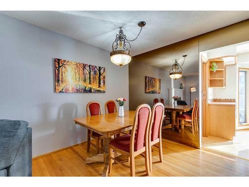 308 Sackville Drive Sw, Calgary, AB - Indoor Photo Showing Dining Room