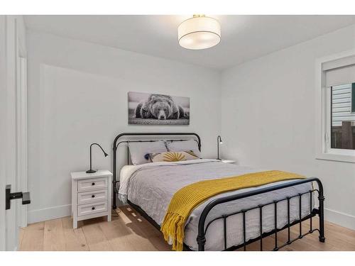 2-802 5 Th Street, Canmore, AB - Indoor Photo Showing Bedroom