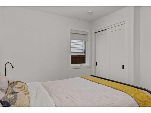 2-802 5 Th Street, Canmore, AB - Indoor Photo Showing Bedroom