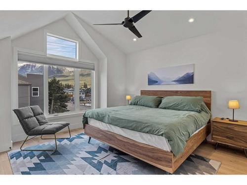 2-802 5 Th Street, Canmore, AB - Indoor Photo Showing Bedroom