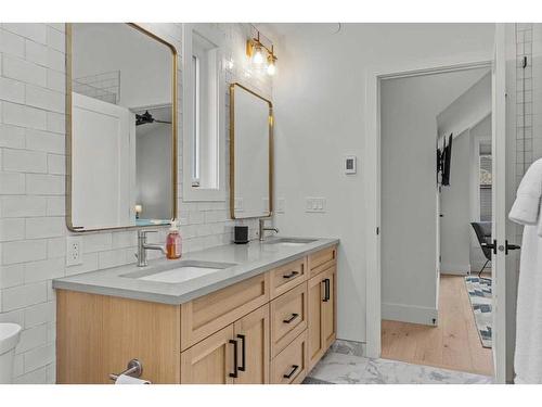 2-802 5 Th Street, Canmore, AB - Indoor Photo Showing Bathroom