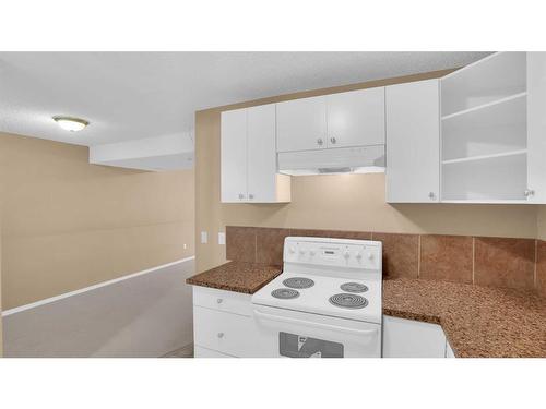 40 Saddlefield Road Ne, Calgary, AB - Indoor Photo Showing Kitchen