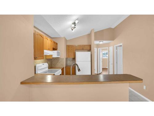 40 Saddlefield Road Ne, Calgary, AB - Indoor Photo Showing Kitchen