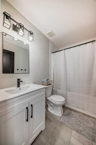 136 Saddlecrest Green Ne, Calgary, AB - Indoor Photo Showing Bathroom