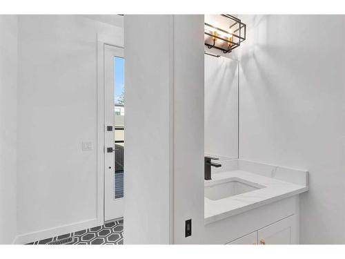 3318 42 Street Sw, Calgary, AB - Indoor Photo Showing Bathroom