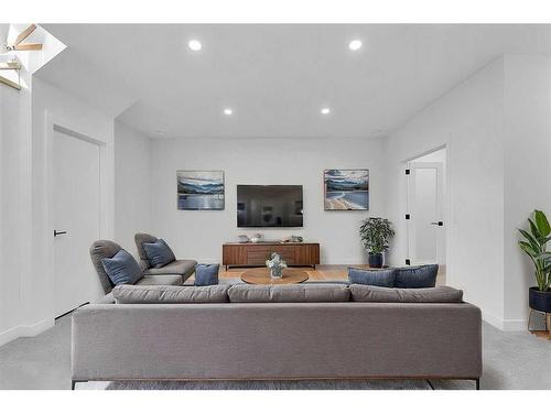 3318 42 Street Sw, Calgary, AB - Indoor Photo Showing Living Room