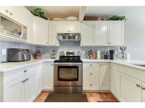 303 Royal Birch View Nw, Calgary, AB - Indoor Photo Showing Kitchen