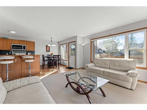 81 Covebrook Close Ne, Calgary, AB - Indoor Photo Showing Living Room