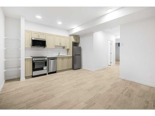 184 Belmont Way Sw, Calgary, AB - Indoor Photo Showing Kitchen