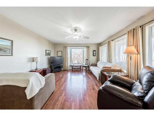 210044 255 Road, Rural Vulcan County, AB - Indoor Photo Showing Living Room