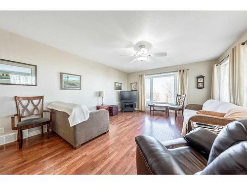 210044 255 Road, Rural Vulcan County, AB - Indoor Photo Showing Living Room