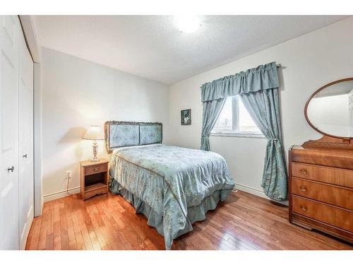 210044 255 Road, Rural Vulcan County, AB - Indoor Photo Showing Bedroom