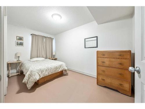 210044 255 Road, Rural Vulcan County, AB - Indoor Photo Showing Bedroom