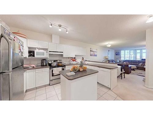 307-103 10 Avenue Nw, Calgary, AB - Indoor Photo Showing Kitchen