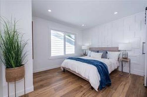 908 87 Avenue Sw, Calgary, AB - Indoor Photo Showing Bedroom