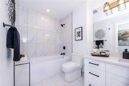 908 87 Avenue Sw, Calgary, AB - Indoor Photo Showing Bathroom