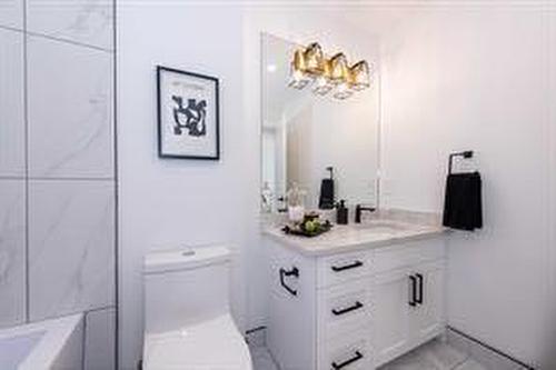 908 87 Avenue Sw, Calgary, AB - Indoor Photo Showing Bathroom