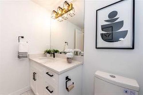 908 87 Avenue Sw, Calgary, AB - Indoor Photo Showing Bathroom