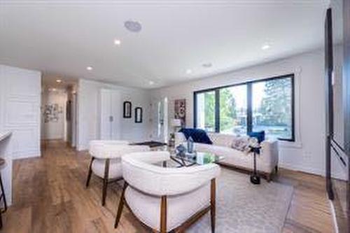 908 87 Avenue Sw, Calgary, AB - Indoor Photo Showing Living Room