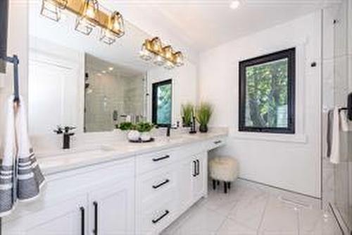 908 87 Avenue Sw, Calgary, AB - Indoor Photo Showing Bathroom