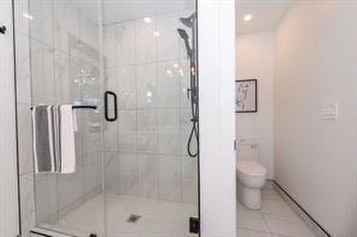 908 87 Avenue Sw, Calgary, AB - Indoor Photo Showing Bathroom