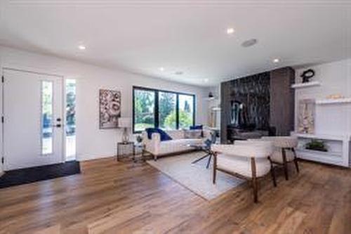 908 87 Avenue Sw, Calgary, AB - Indoor Photo Showing Living Room