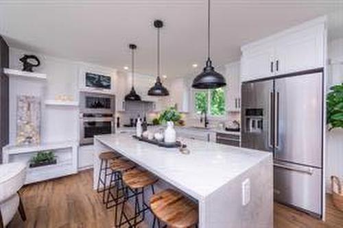 908 87 Avenue Sw, Calgary, AB - Indoor Photo Showing Kitchen With Stainless Steel Kitchen With Upgraded Kitchen