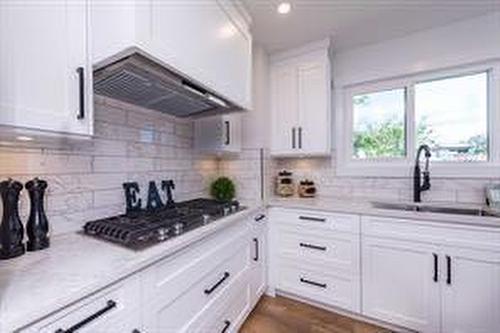 908 87 Avenue Sw, Calgary, AB - Indoor Photo Showing Kitchen With Upgraded Kitchen