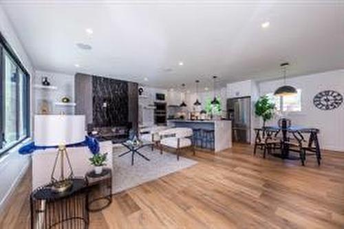 908 87 Avenue Sw, Calgary, AB - Indoor Photo Showing Living Room