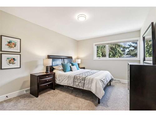 7 Maryland Place Sw, Calgary, AB - Indoor Photo Showing Bedroom