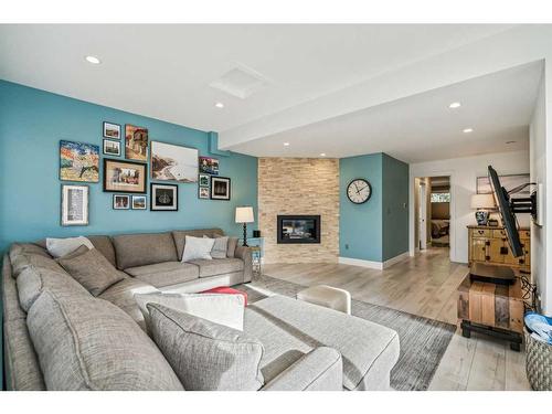 7 Maryland Place Sw, Calgary, AB - Indoor Photo Showing Living Room With Fireplace