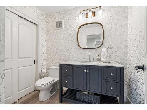 7 Maryland Place Sw, Calgary, AB - Indoor Photo Showing Bathroom