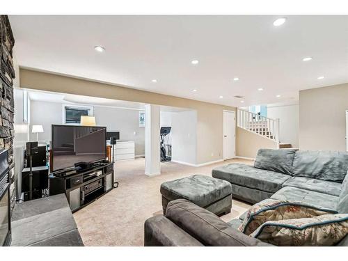 7 Maryland Place Sw, Calgary, AB - Indoor Photo Showing Living Room