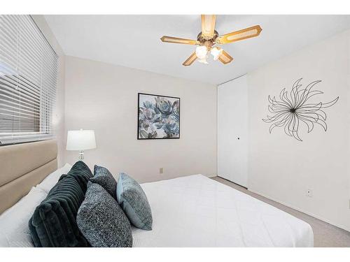 527-200 Brookpark Drive Sw, Calgary, AB - Indoor Photo Showing Bedroom