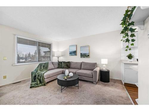 527-200 Brookpark Drive Sw, Calgary, AB - Indoor Photo Showing Living Room