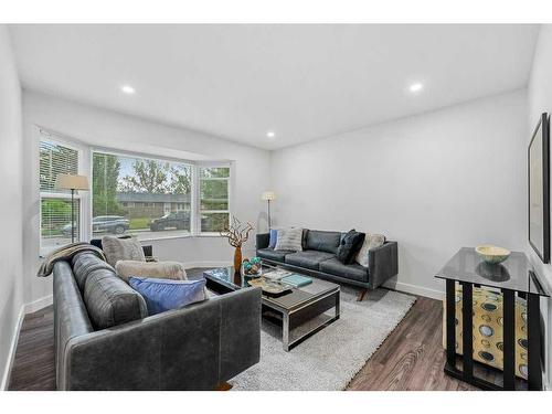 8211 4A Street Sw, Calgary, AB - Indoor Photo Showing Living Room