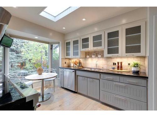 4310 Stanley Drive Sw, Calgary, AB - Indoor Photo Showing Kitchen With Upgraded Kitchen