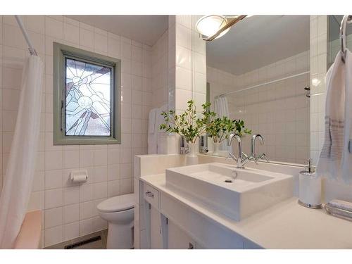 4310 Stanley Drive Sw, Calgary, AB - Indoor Photo Showing Bathroom