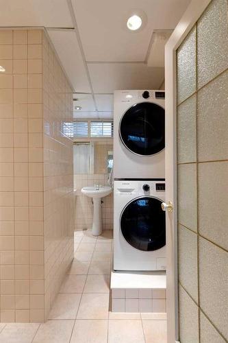 4310 Stanley Drive Sw, Calgary, AB - Indoor Photo Showing Laundry Room