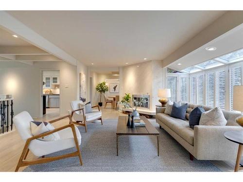 4310 Stanley Drive Sw, Calgary, AB - Indoor Photo Showing Living Room