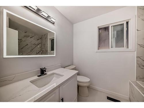 392 Falmere Road Ne, Calgary, AB - Indoor Photo Showing Bathroom