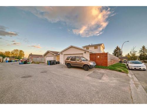 392 Falmere Road Ne, Calgary, AB - Outdoor