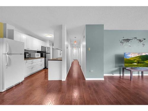 451-1620 8 Avenue Nw, Calgary, AB - Indoor Photo Showing Kitchen